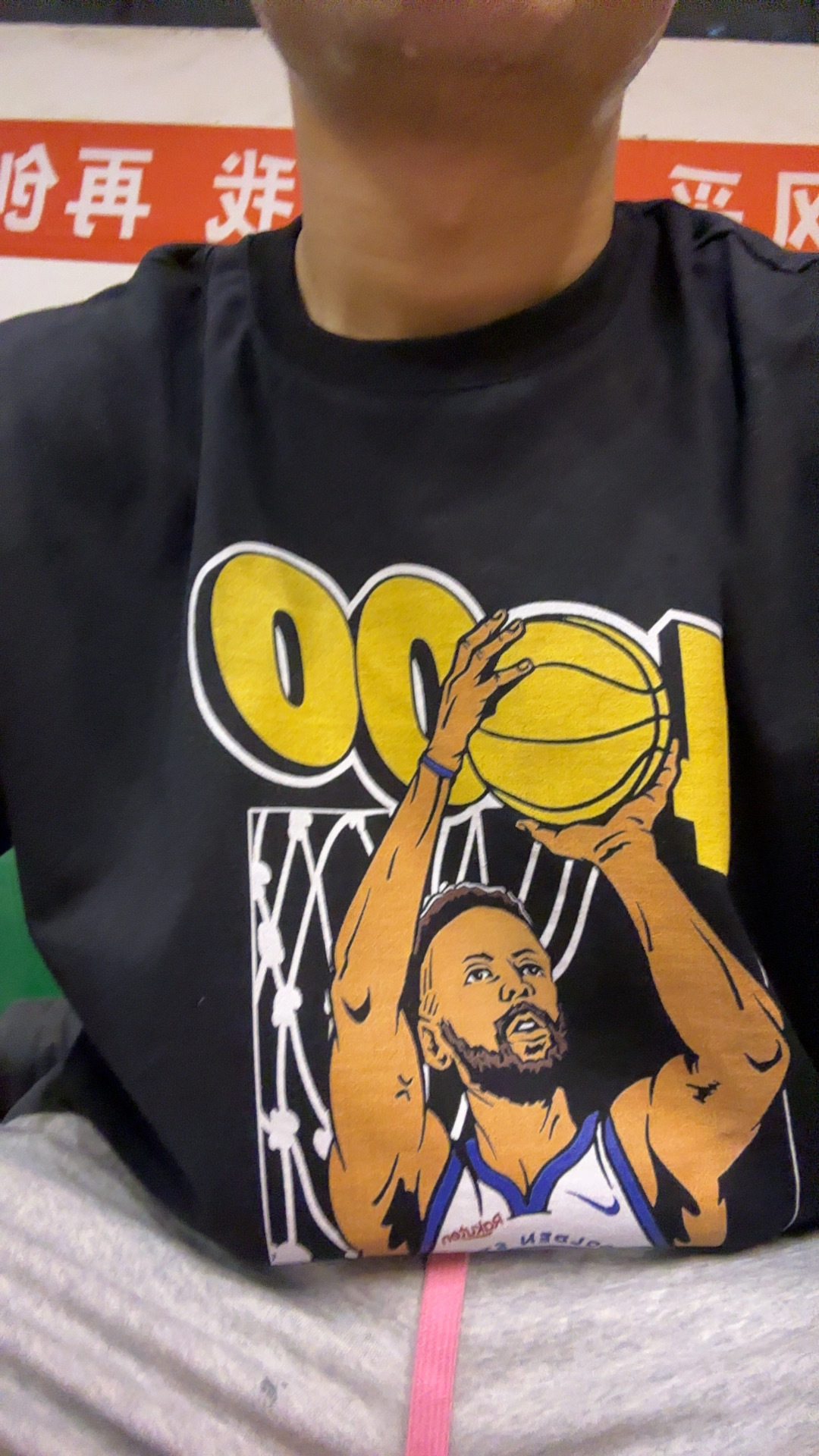 打球真不能穿瘦的短袖紧的手臂投篮抬不起来 