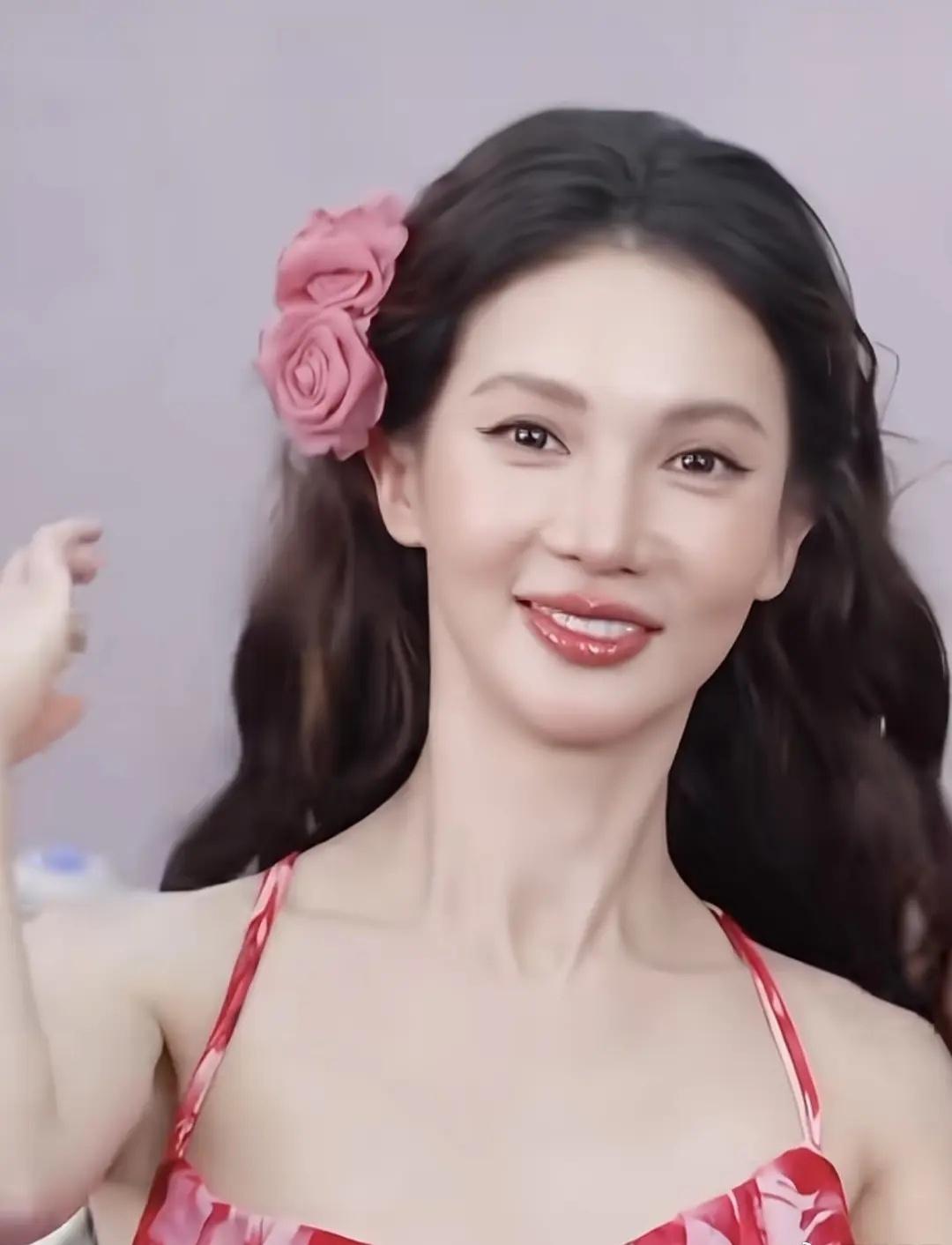 金晨现在怎么成这样了，她这脸do太多了吧 ​​​