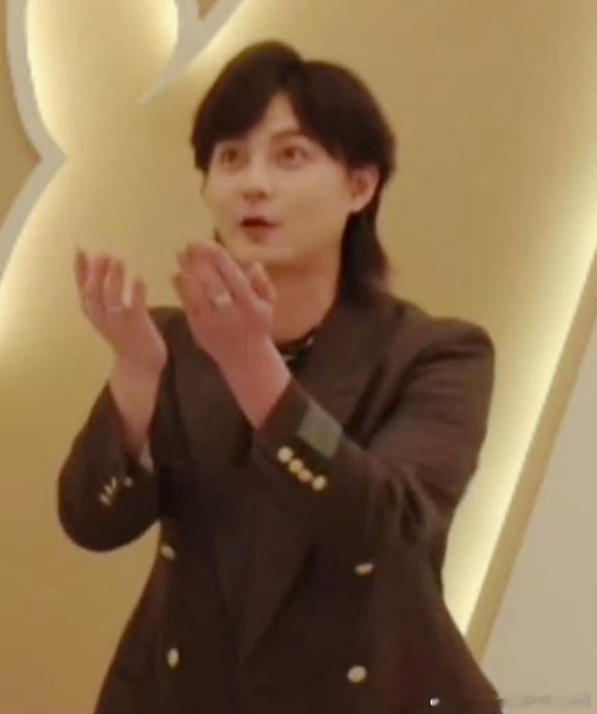 尹正衣服里有彩蛋 尹正这种不拘小节的性格真的太讨喜了，随手一贴就成了直播里的高光