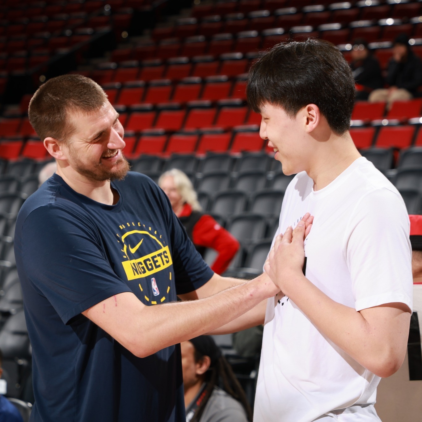 杨瀚森明天不跟队去菲尼克斯，留在波特兰打一场G联赛，migu播。 