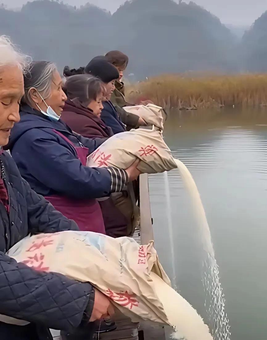 刚刚吃饱，大家就忘了挨饿的过去，不论怎样的理由信仰，确实不能肆意浪费粮食。过去粮