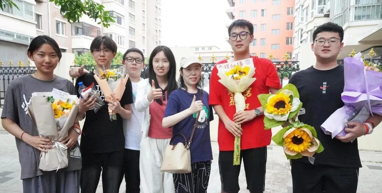 高考后，女儿的报考十分纠结。考后女儿预估了分数，估分680，选学校成了我家的头等