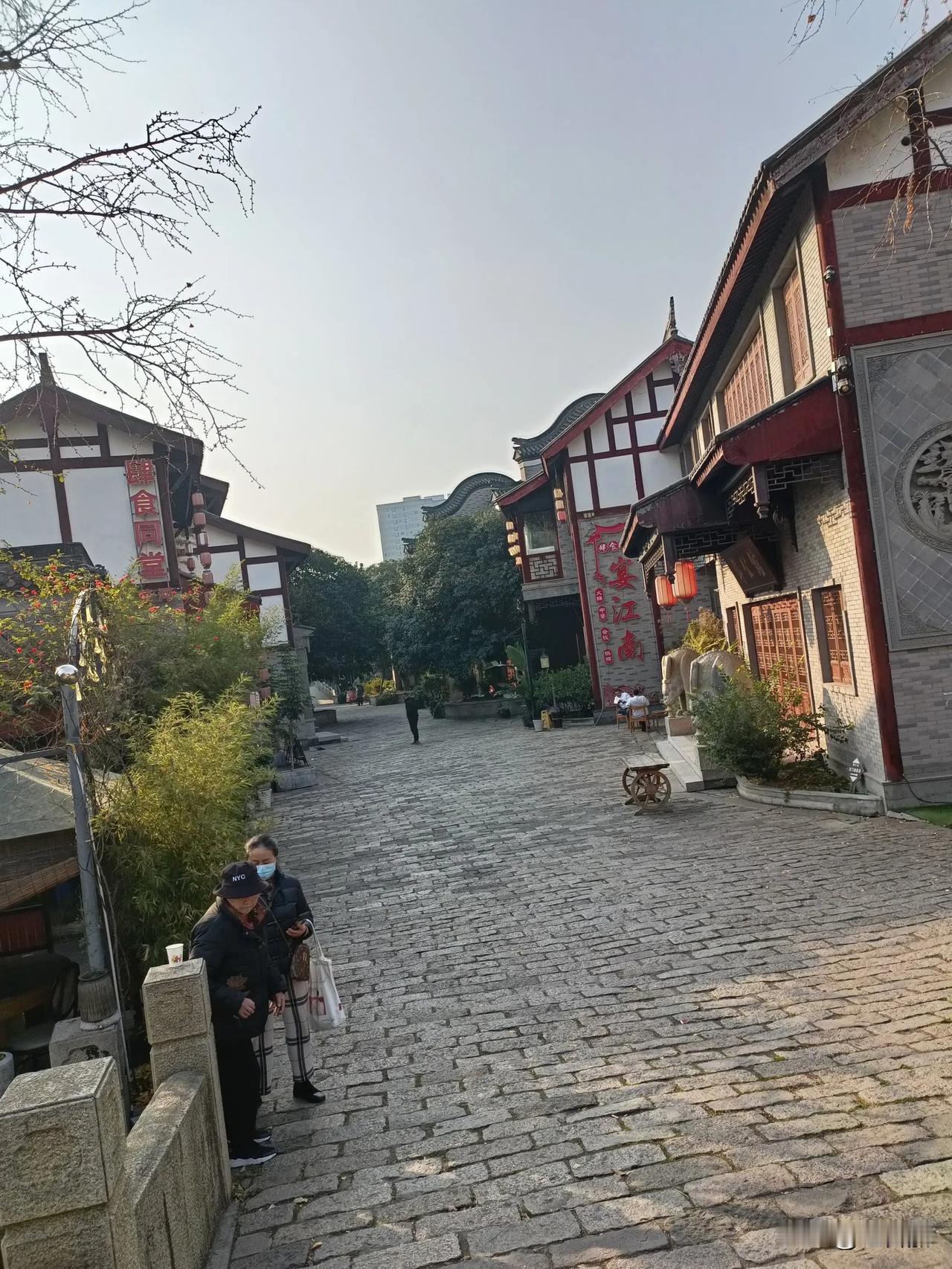 今年为什么这个古镇关闭了呢，前锦不好吗？今天去以往闹热的景点去看看，人特别少，几