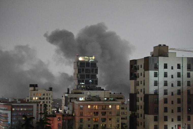 伊朗的导弹飞了个大圈，雷达上所有人都以为，目标是美军基地。但那几枚导弹，就像长了