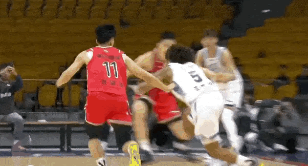 宁波男篮的外援杰克逊在最后关头接管比赛：他先是面对徐昕完成高抛得分，随后在罚球线