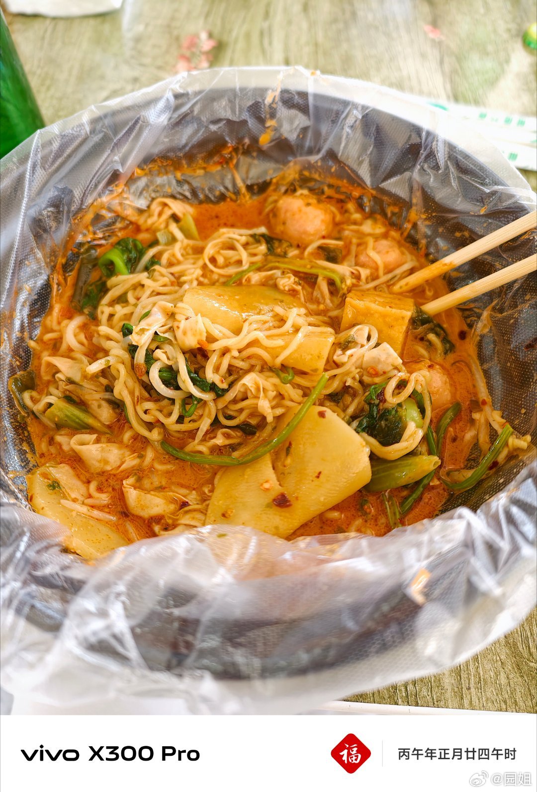 来一份丹东麻辣拌，满满的麻将黏糊糊真香，搭配丹东本地大香蕉汽水太幸福的一顿午餐