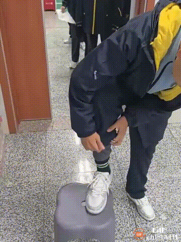 吉林长春一所学校教室内，由于天气越来越冷，班主任担心学生们为了风度不穿秋裤，怕他