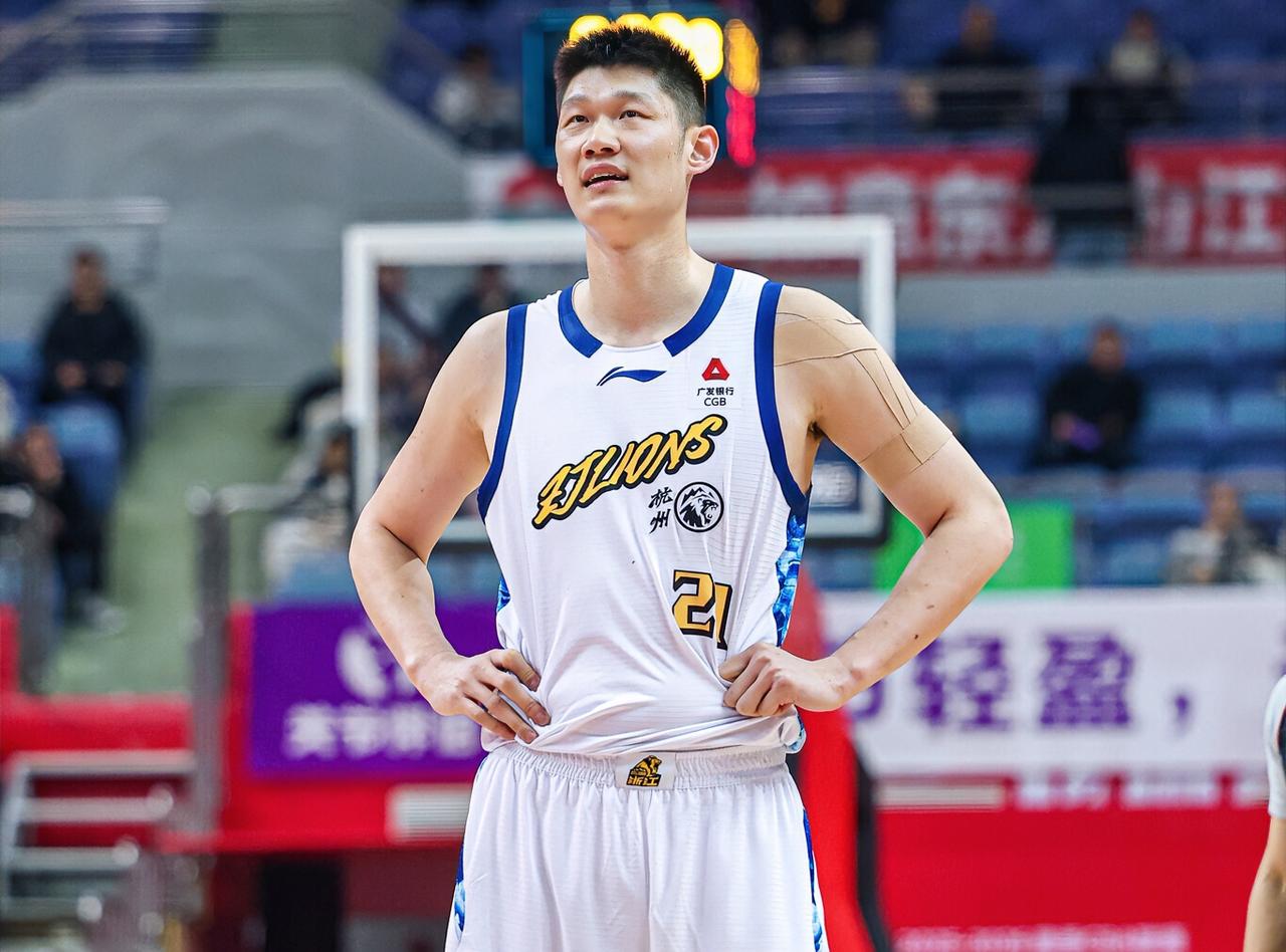 孙铭徽：大秋，你是不是累了？连续两场比赛表现这么低迷，要不也轮休下，别伤了。
胡