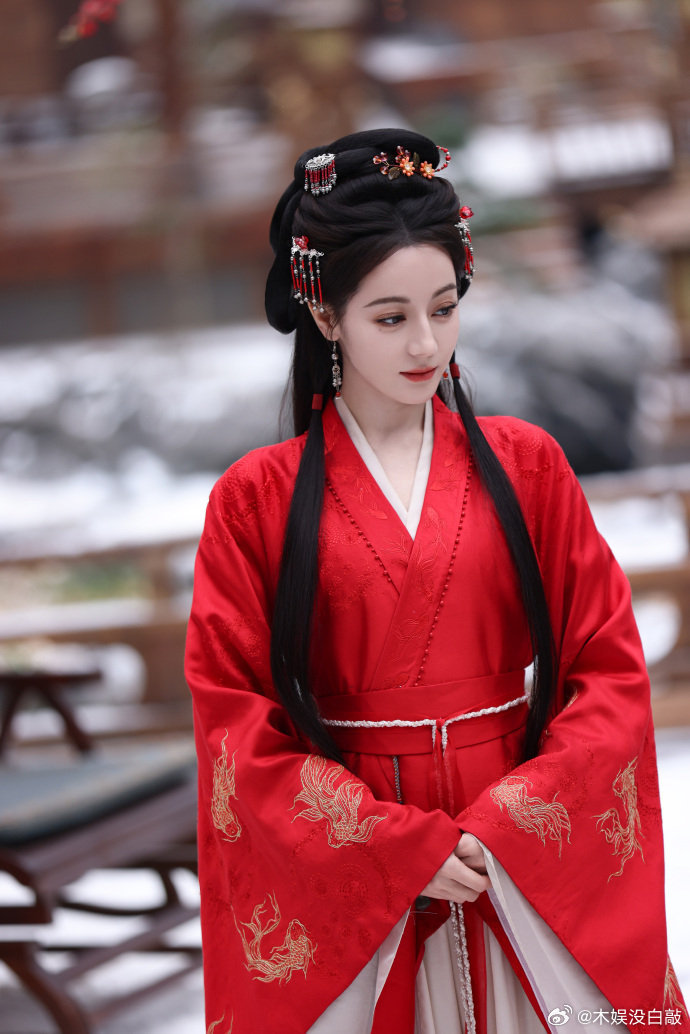 迪丽热巴没整容的证据找到了幸好迪丽热巴的鼻子是真的 看白日提灯被热巴的颜值狠狠拿