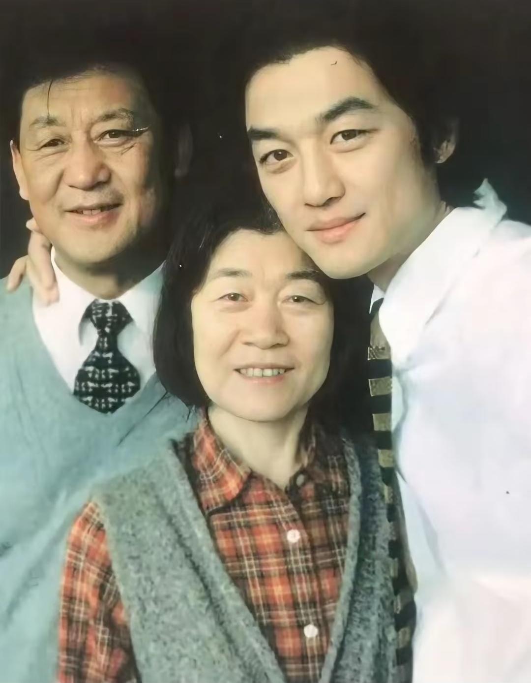 这是1994年23岁的李亚鹏从中戏毕业时与父母拍的一张温馨合影，一家三口看着都很