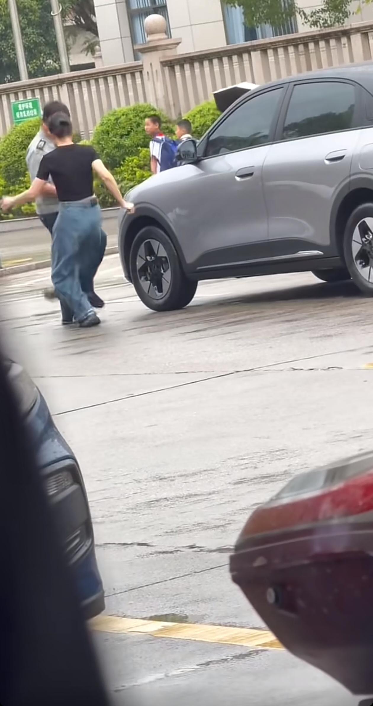 女子一脚“小脚”踢出，换来保安一记“大巴掌”，糟糕的是，这一幕被旁边几名小学生瞧