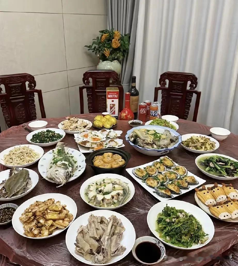 今年除夕有个很反常的现象，年夜饭晒图大赛现在已经开启，可满桌山珍海味，却没换来往