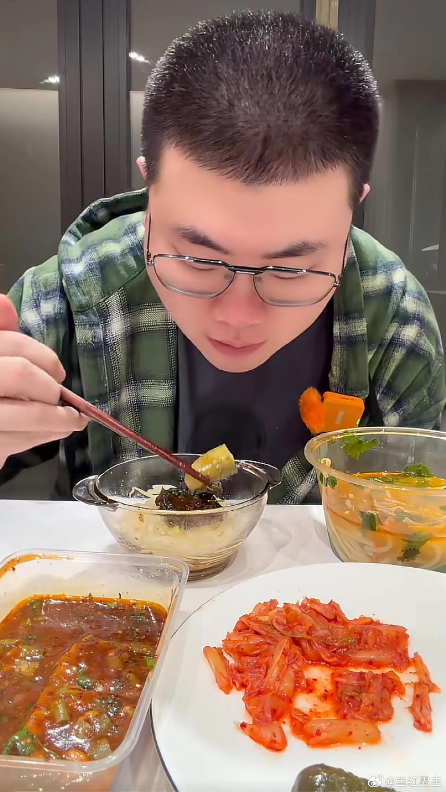 网友曝饭综后台疯狂给吕严蒸饭饭综后台最忙的居然是蒸饭锅吕严饭量天花板！录综艺炫饭