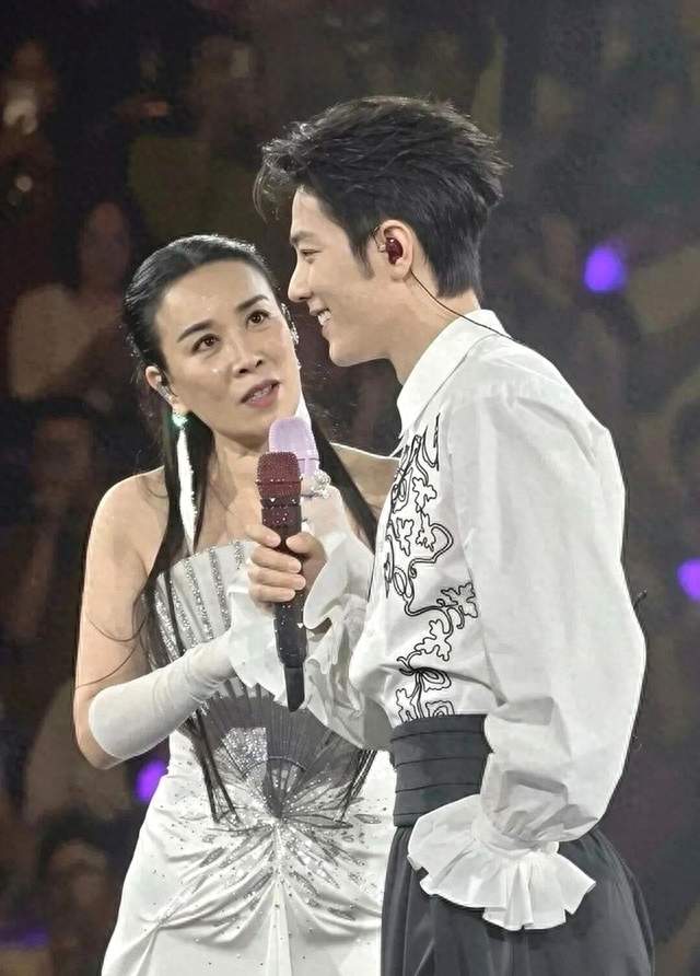 现在最遗憾的人，恐怕就是开演唱会的那英了吧！