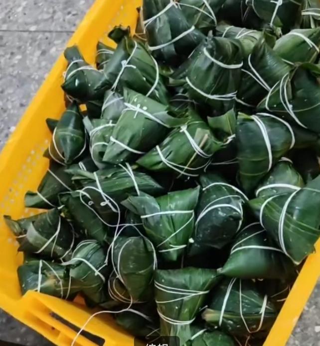 我妹妹特别爱吃粽子，但是端午节有人送了些甜粽子给她，她要也不是，不要也不是，要吧