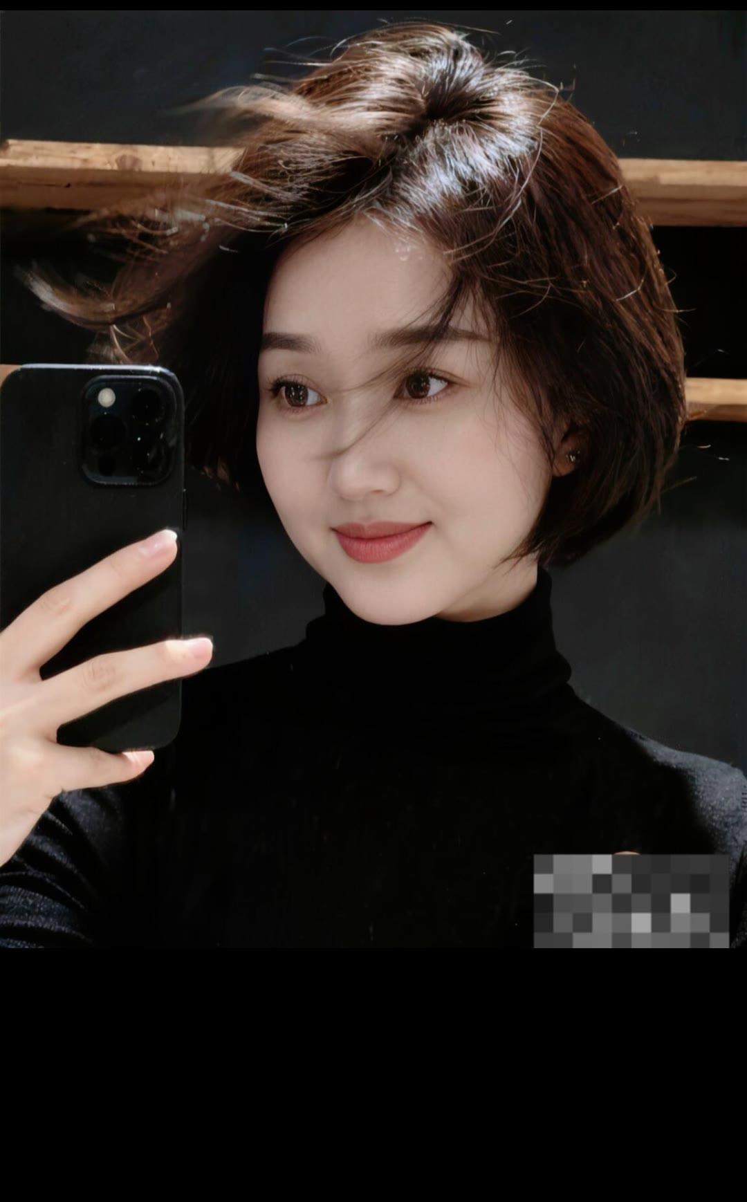 短发少女自拍，温柔笑容，黑衣黑发，手机自拍