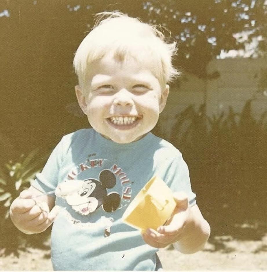 马斯克从小到大都爱笑，他的笑容灿烂又治愈。
乐观的人才爱笑，爱笑的人更幸运。
笑