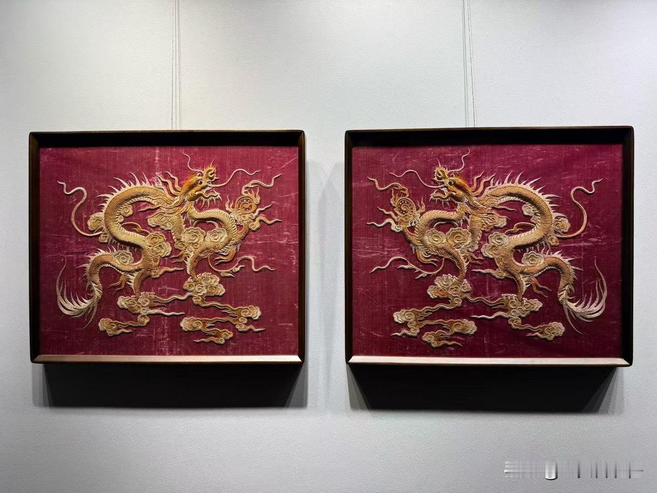双龙行云：民国红底金绣《行龙》成对

红为贵，金为尊。红底金线，绣的是行龙，取的