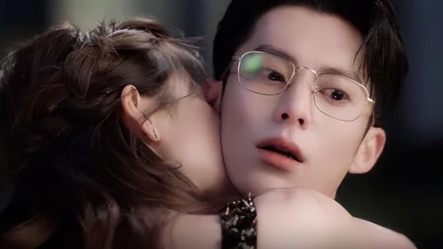 《以爱为营》番外1：郑书意，我肖想你很久了
《以爱为营》大结局点映，但后续剧情高