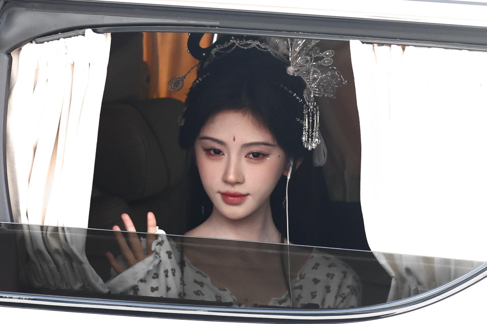 又是新妆造鞠婧祎苏绿夏