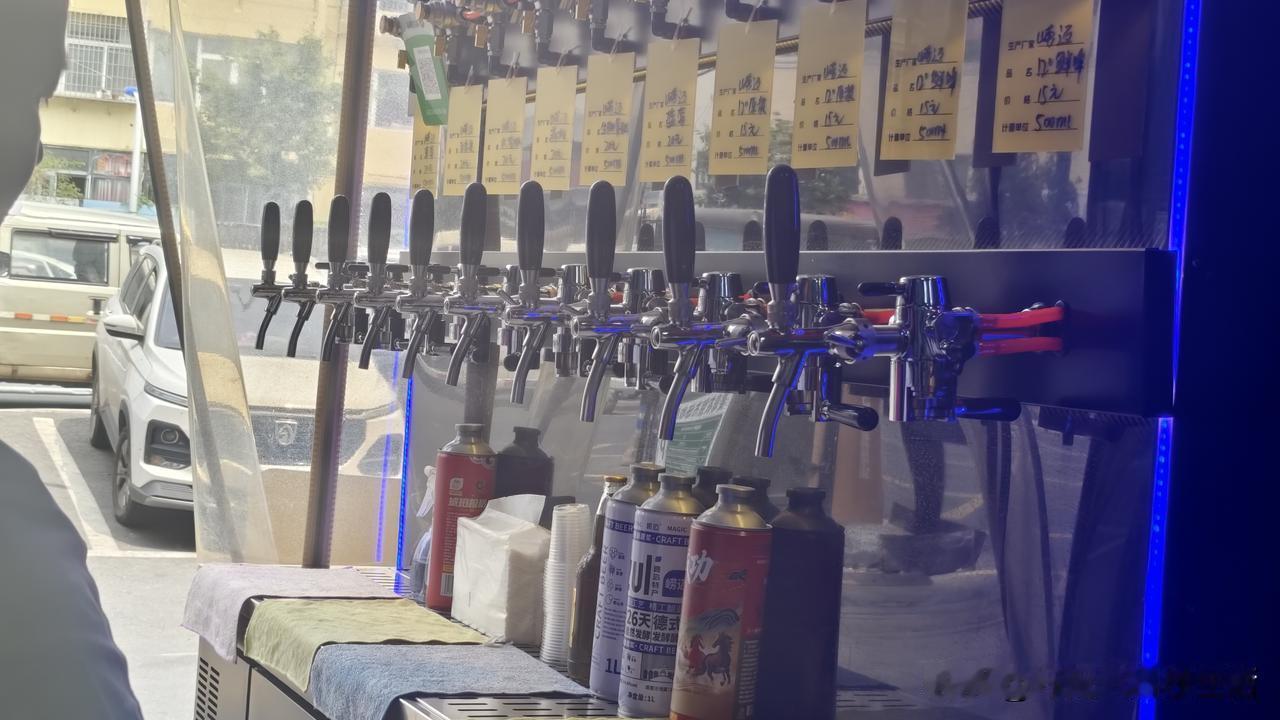 今天逛青岛麦岛市场直接看愣了！居然有门店现场现做扎啤，整套设备干干净净摆在明面上