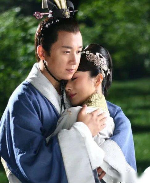 东汉末年，17岁的刘兰芝遭到婆婆焦母刁难，无奈之下回了娘家。焦母以为自己赢了，没