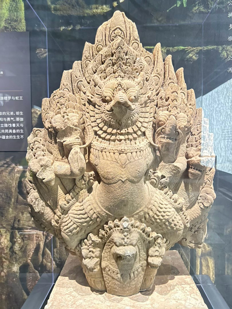 八年前亲自去过吴哥窟，今天跑到798，再复习一下高棉的微笑带你看展览 北京·遇见