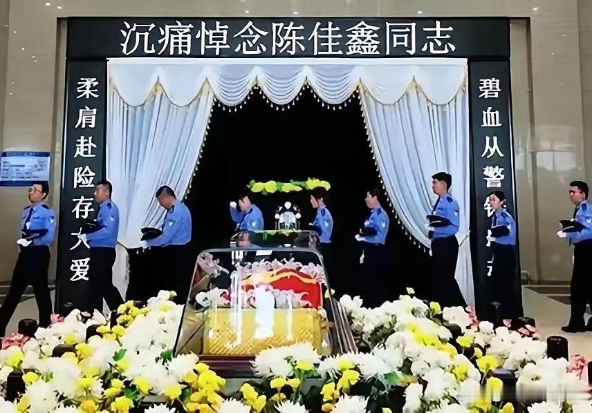 这位女民警年仅30岁，1996年出生，6月18日，接到群众报警称有人轻生，她到达