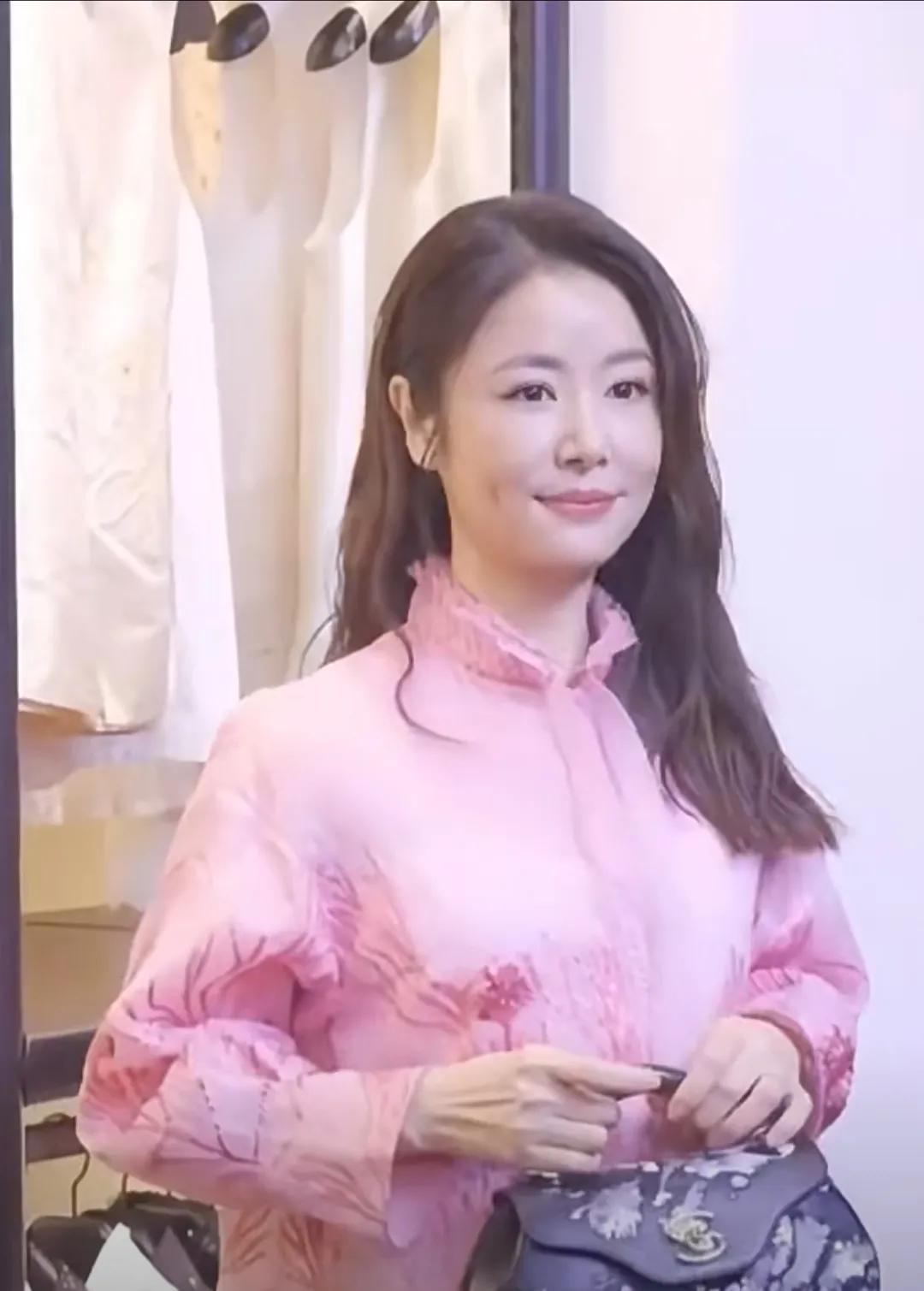 林心如最新活动造型，48岁的她这个状态真好，好温柔啊！笑起来温柔又亲切，这么多年