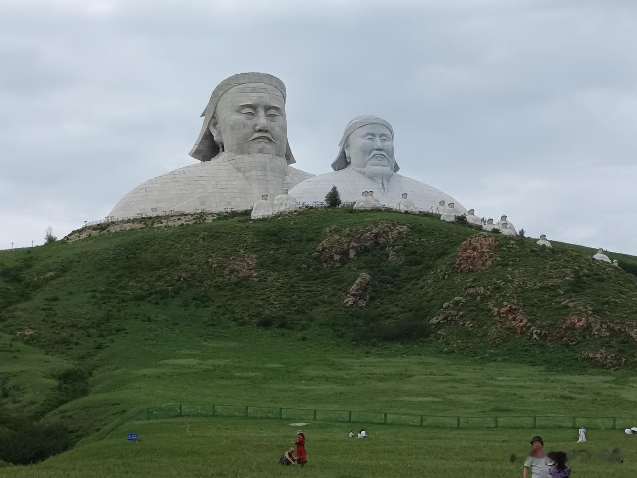 蒙元帝王祖孙俩
可汗山的台阶通向天空。成吉思汗与忽必烈从山体里长出半身，五十米和