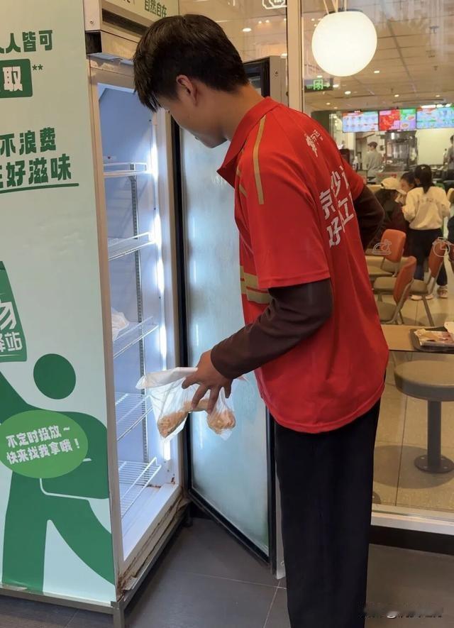 广州街头出现食物驿站：余量食物，人人可免费自取，街坊：值得推广。
评:温暖且有温