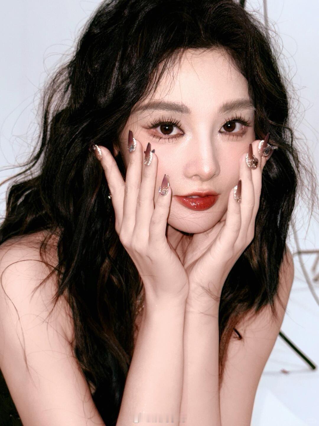 彭小苒换美甲了 哇塞！彭小苒抛弃紫色美甲，换上彩虹色啦！这新美甲可爱得像童话里的