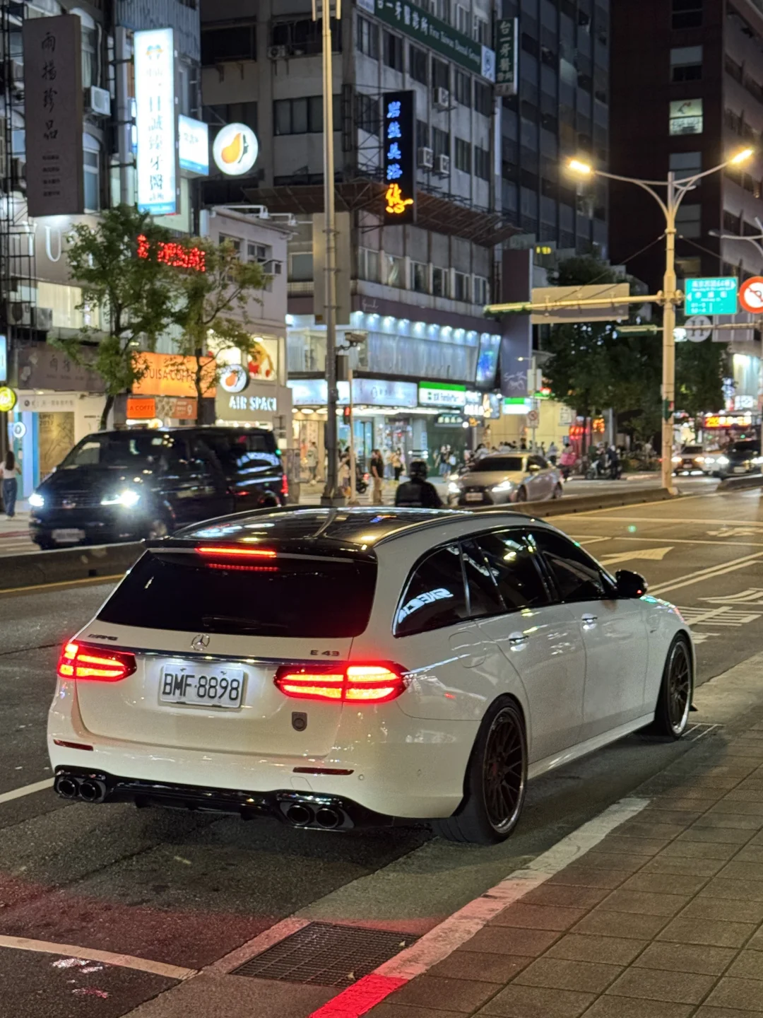 白色奔驰AMG E43，在台北路边看到的好干净