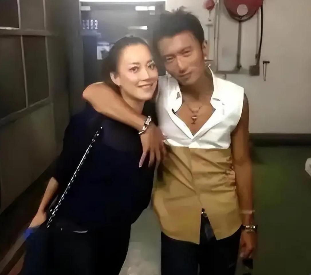 谢霆锋背后的女人，竟然不是王菲也不是张柏芝？

这个和他绑了30年的“操盘手”霍
