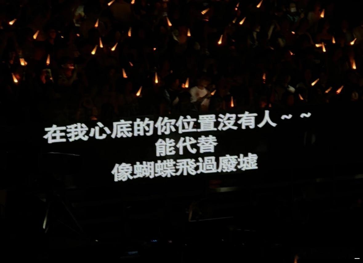 陶喆连提词器都自带转音 谁还敢说跟不上陶老师的即兴转音！提词器上的语气词比歌词还