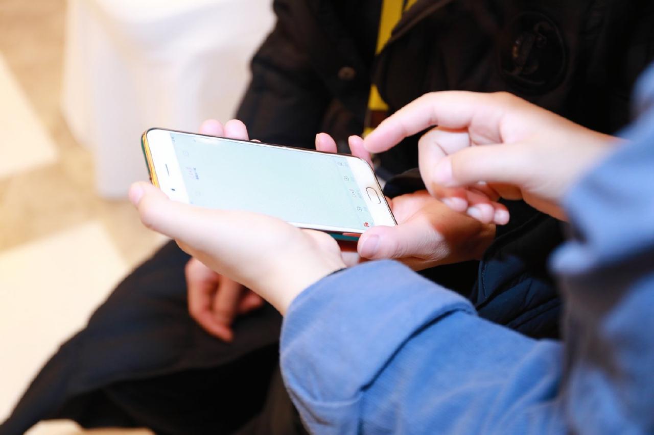 吓人！70岁老人沉迷刷手机，近视飙到2300度
 
山东菏泽一位70多岁奶奶，因