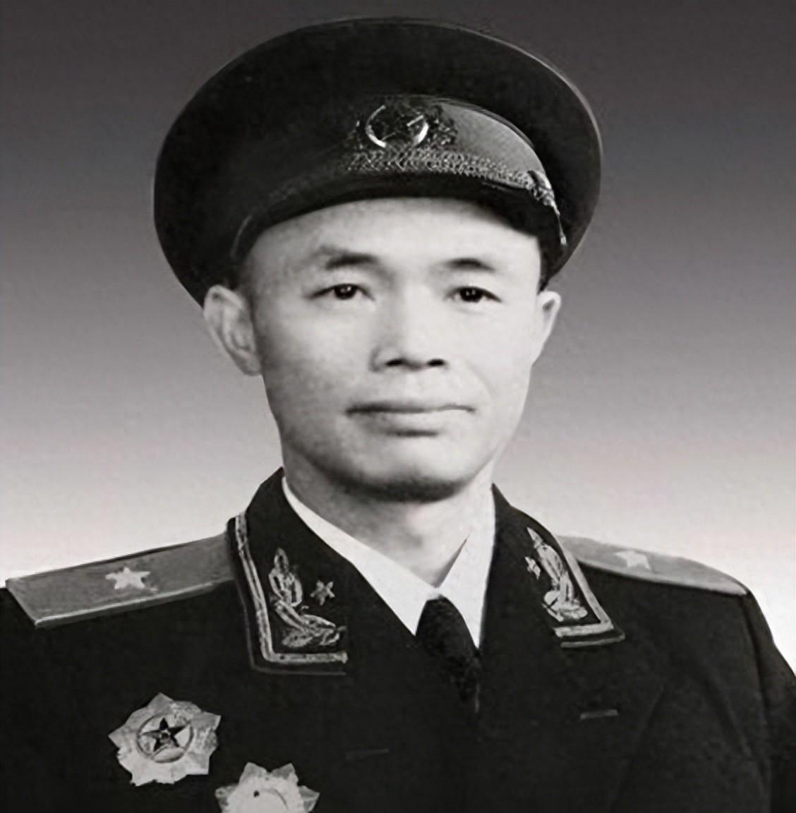 钟伟少将的孙子为何在2015年被发现以摆摊卖水果为生，这背后到底发生了什么？
