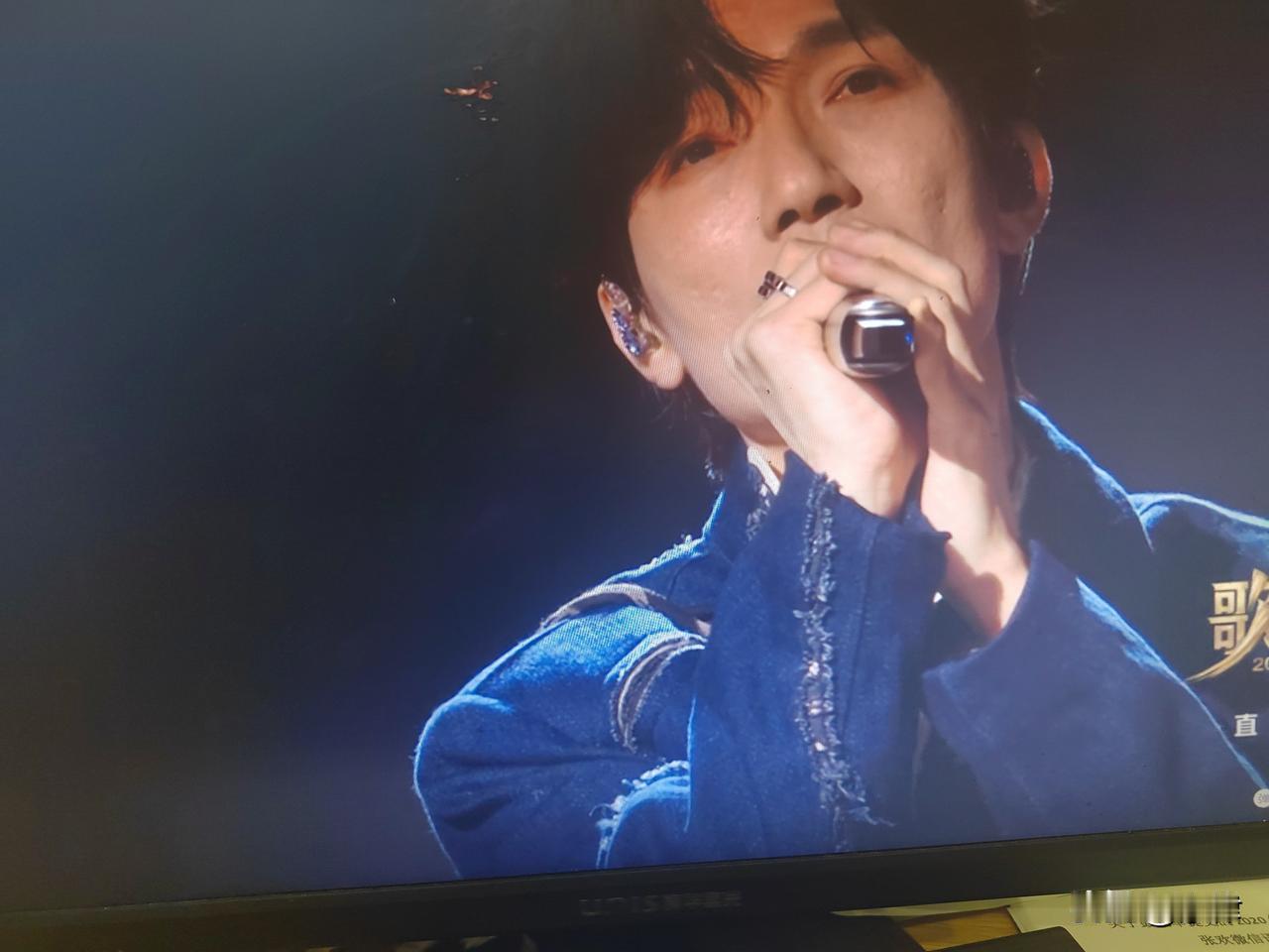 听陈楚生的《凡人诀》唱完，可以说是气氛、沉稳有余，韵味、意境严重不足。
乍看很炸