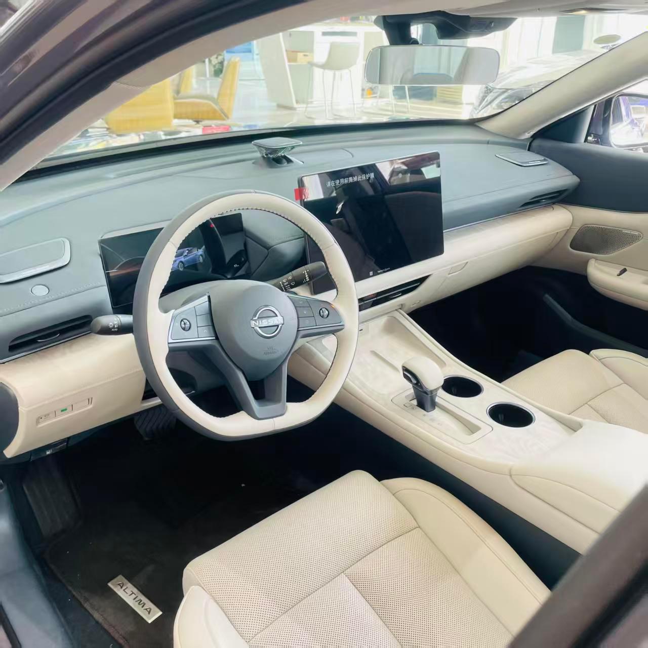 车机用起来像玩高端平板一样流畅，语音助手特别聪明，开车时想干啥动动嘴就行，既方便