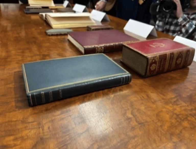 美国惠特尼家族失窃四十年珍稀藏书失而复得。
 
        美国前驻英大使、