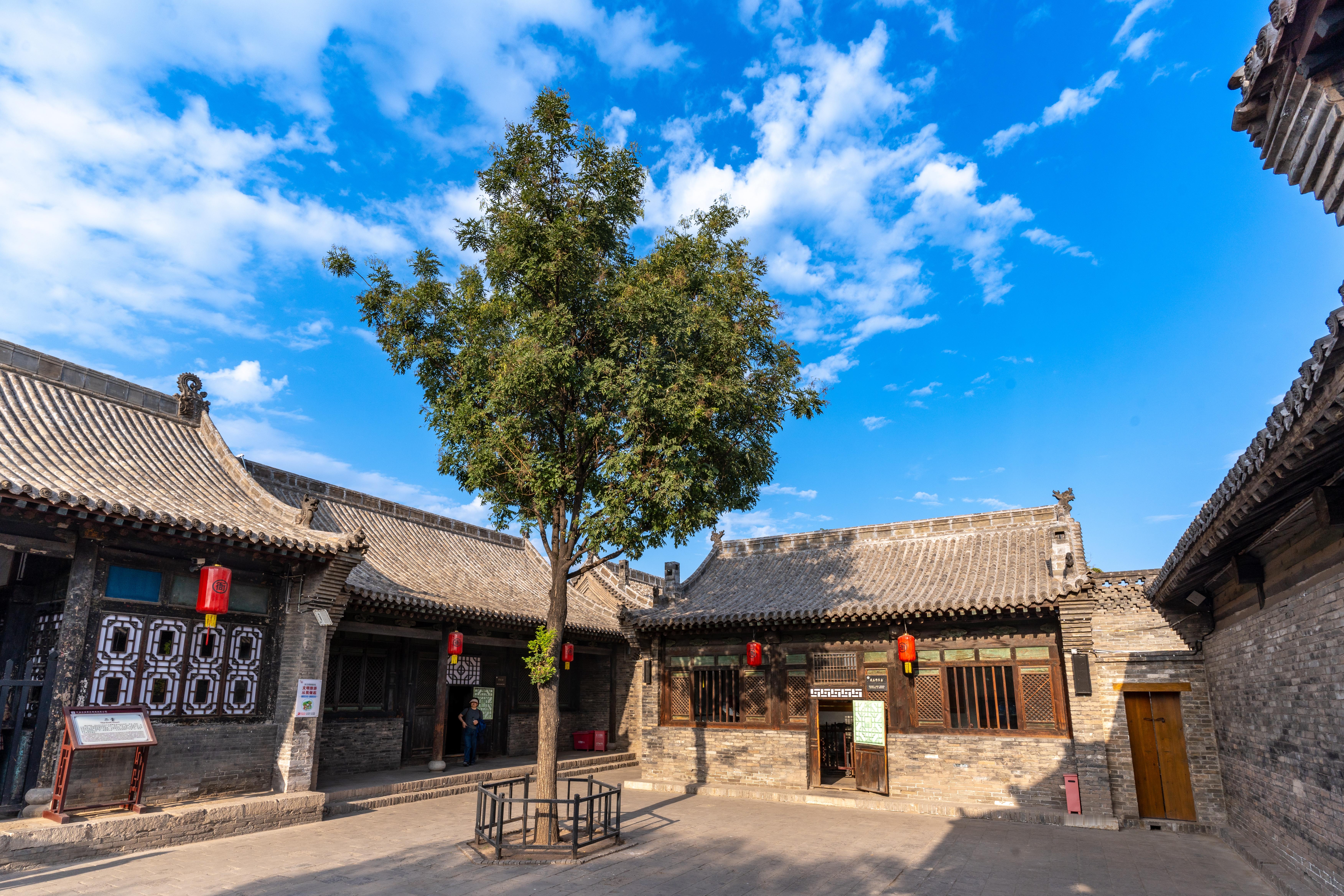 平遥古城不仅是一处旅游胜地，更是艺术与信仰交融的地方。双林寺以其独特的彩塑艺术吸