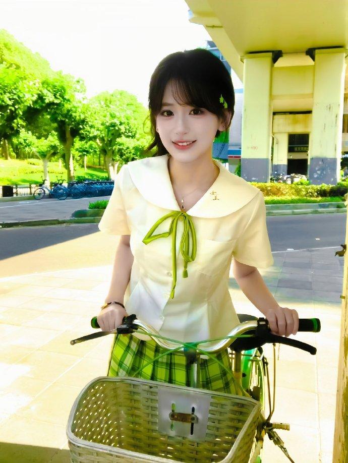 我认真说一件事。
内娱的小品，已经不好笑很多年了。
每年的春晚，语言类节目都是重