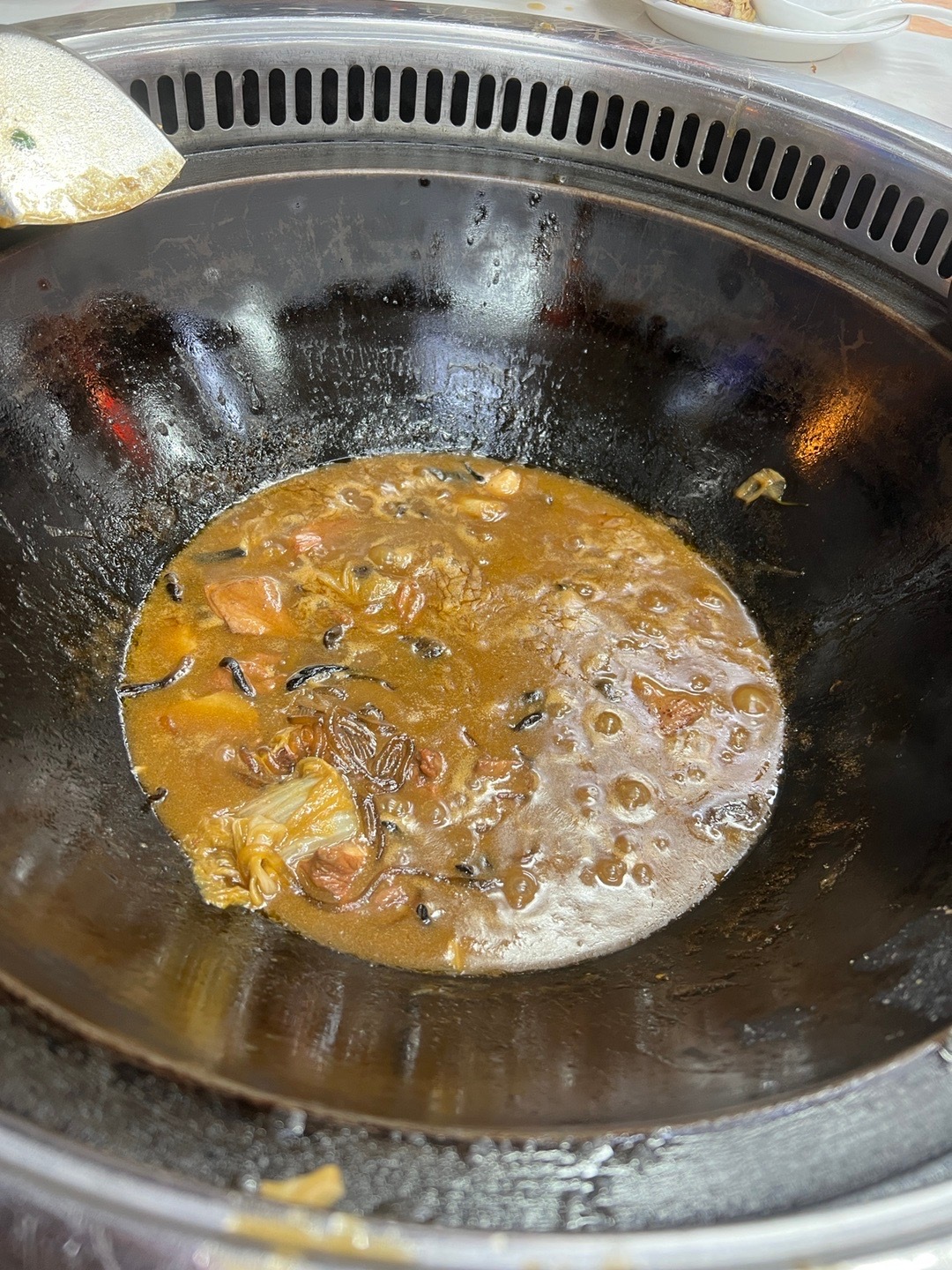 吃饱了才想起来给铁锅炖拍个照片 苞米面饼可真有家里的味道#一日三餐##生活手记#