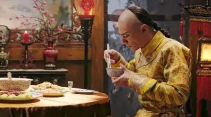 在古代的华丽宫殿中，一场看不见的较量正悄然展开。

这不仅仅是吃饭，更像是一场关