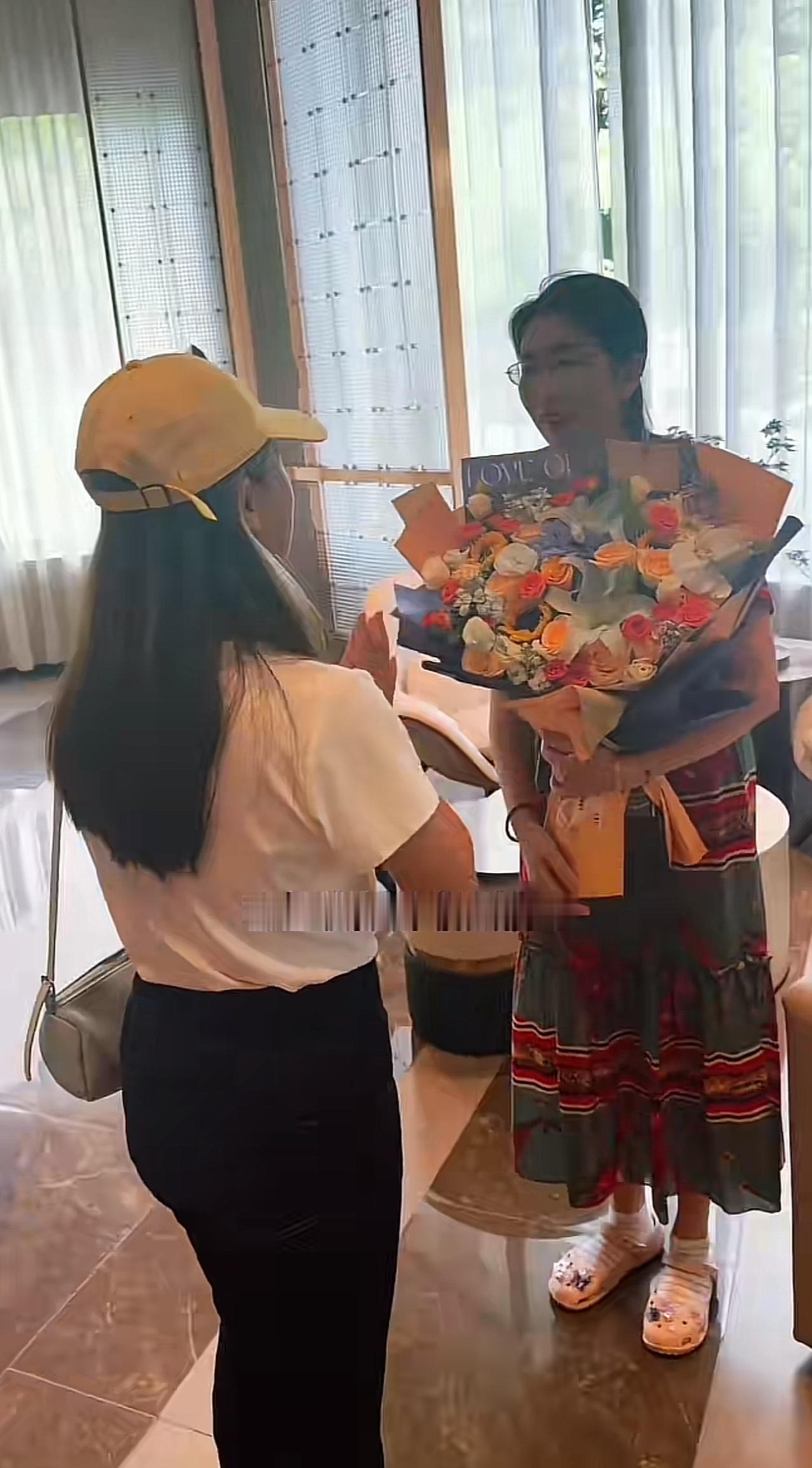 场子姐去见了朱女士，带去了大家的心意。

一样的原配被伤害的体无完肤，一样的为自