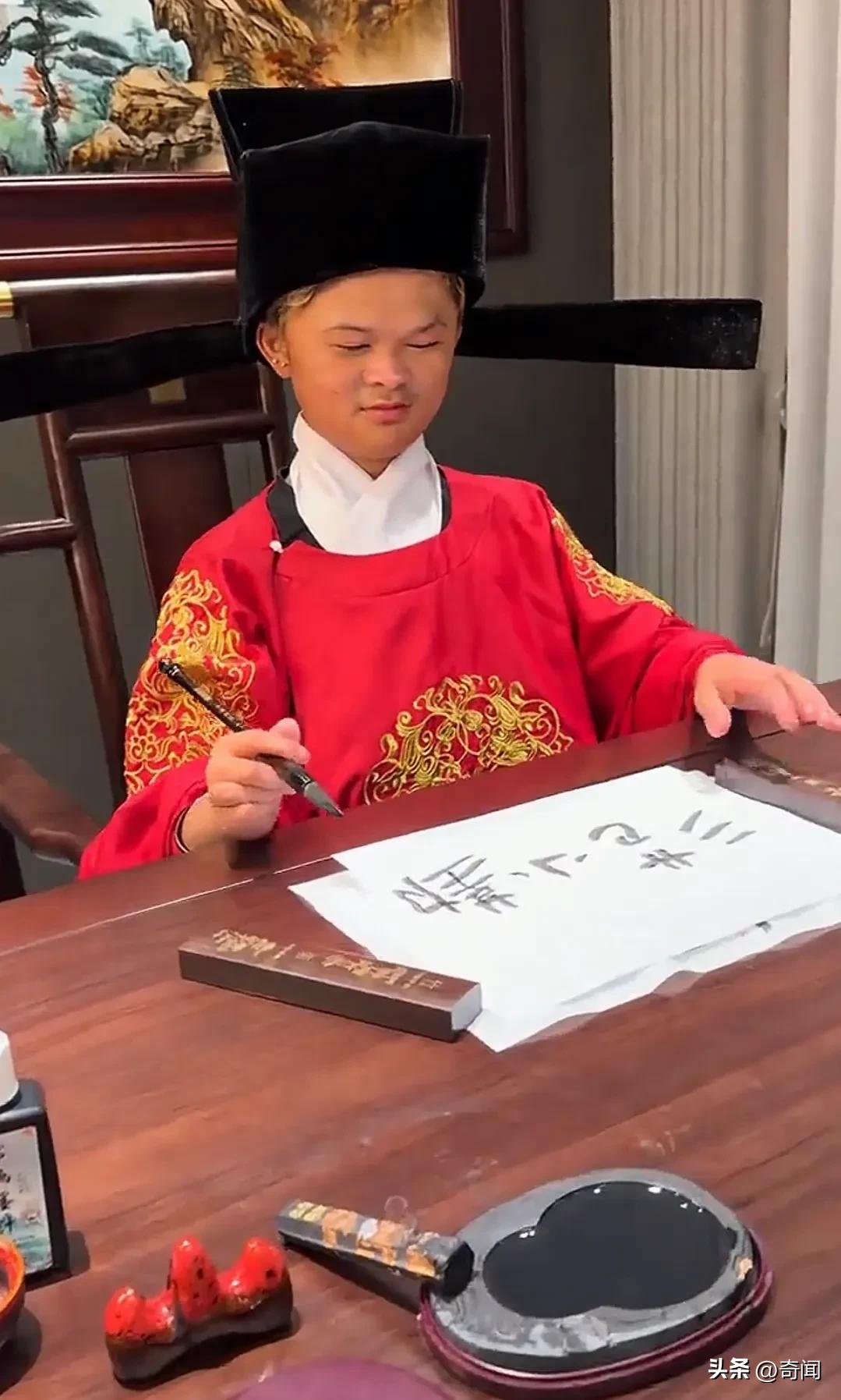 马云求求你们别再让小马云火起来啦，因为每次小马云一火，大马云就得受罪，上次直接把