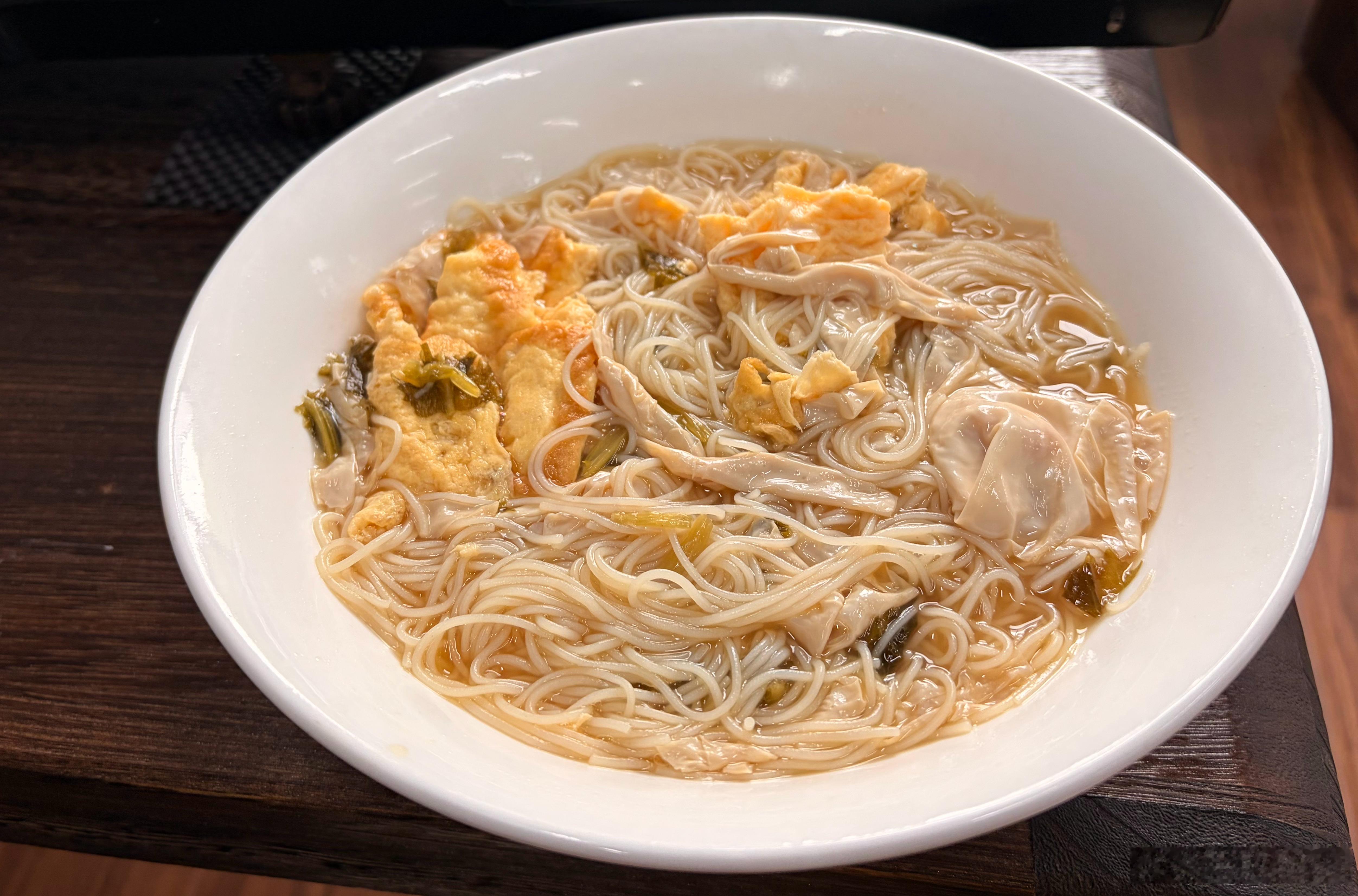 今天这碗面，大姐说，没放油，没放盐。大姐手艺好，原料也好，舒坦。 