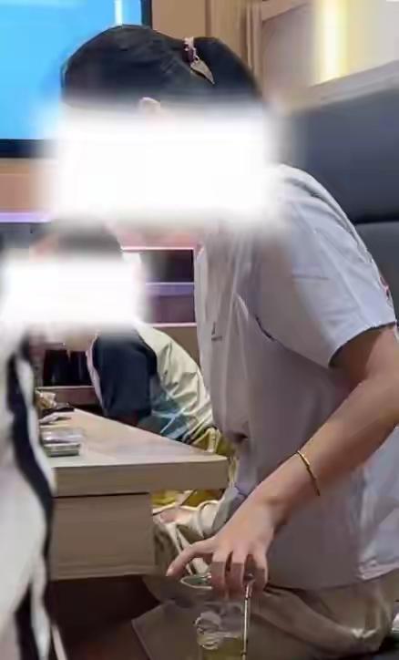 男孩在餐厅卡座当众用一次性饮料杯小便，还大喊“谁要喝柠檬”，引起食客不适。这件事
