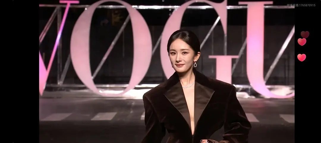 #倪妮拿到了杨幂的绣球# 杨幂 刘诗诗 刘亦菲 vogue走秀定点生图状态。 #