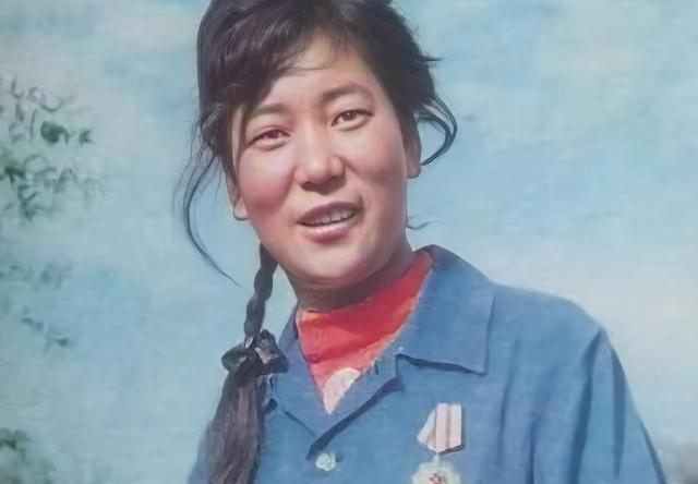 1982年，青海18岁女兵修水管时，挖出2吨银元，她四下张望，确定周围没人后，撒